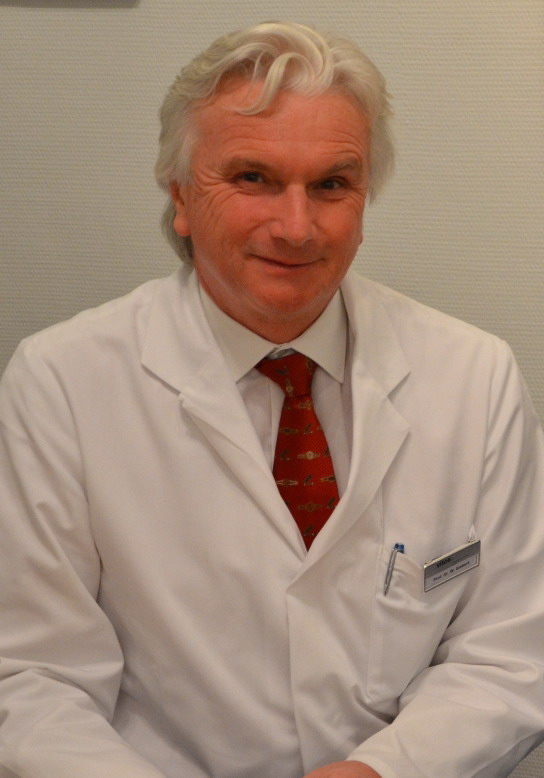 Руководитель ортопедического центра Кассель, один их лучших врачей-ортопедов по миниинвазивному протезированию суставов - профессор В.Зиберт